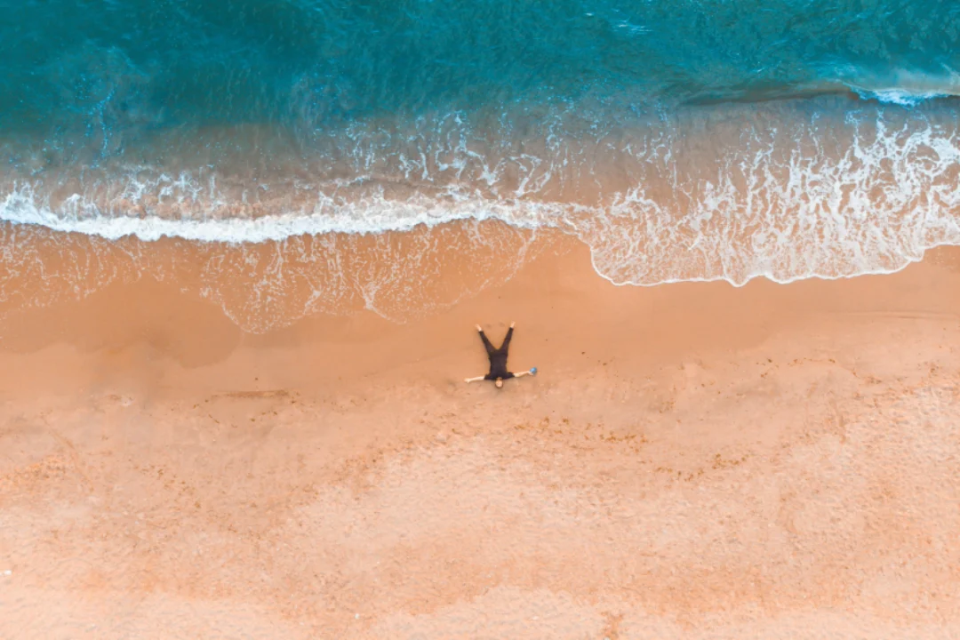 une personne allongée sur une plage